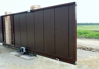 Сдвижные ворота DoorHan на кирпичных столбах